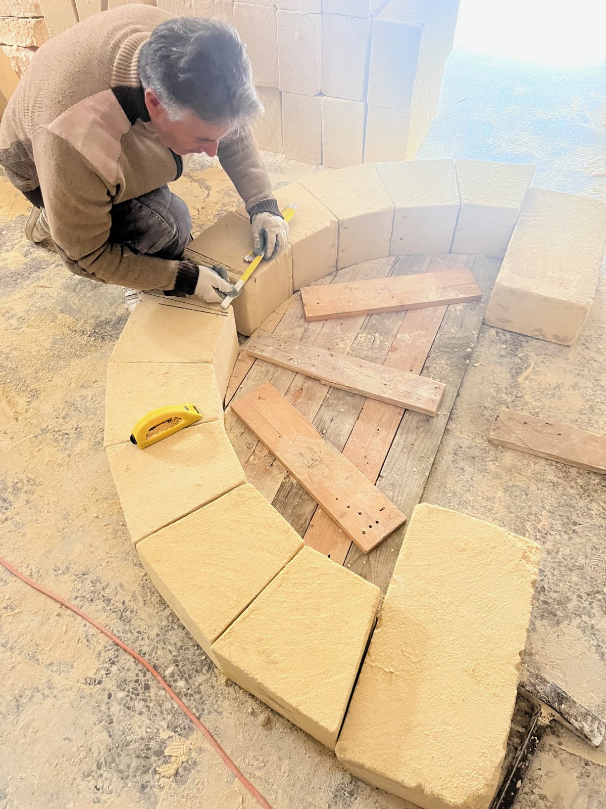 La centina di legno sotto l'arco in costruzione nel cortile di Via Verdi 15, Manduria, Salento, Puglia